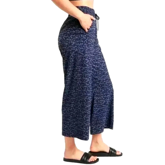 Athleta Avenue Wide Leg Crop Pant Allure Navy Travel Hybrid Work Womens Size 4P - Picture 3 of 10